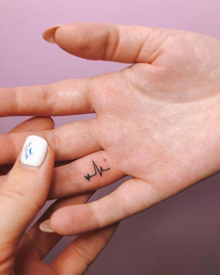 Petit tatouage électro sur le doigt 107