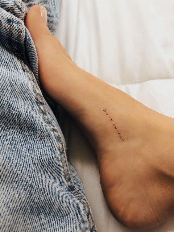 Tatuagem pequena no pé faça mesmo assim