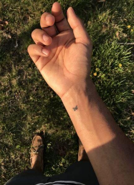 Pequeno Tatuaje mariposa en muneca