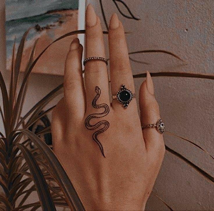 Petit tatouage de serpent sur le doigt