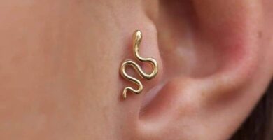 Piercing serpiente en oreja