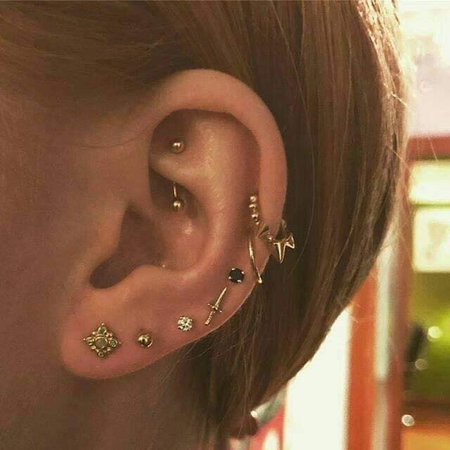 Piercings de orelha para mulheres em ouro com decorações tipo brinco espigão brilhante