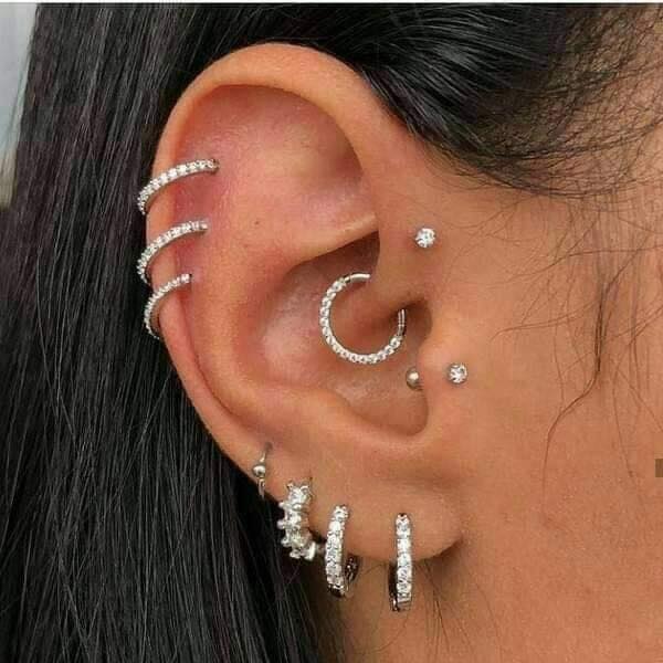 Ohrpiercings für Frauen mit mehr als sieben Ringen entlang des Ohrs und im Inneren