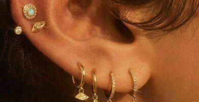 Piercings de Oreja Mujer varios pendientes dorados desde el lobulo hacia arriba