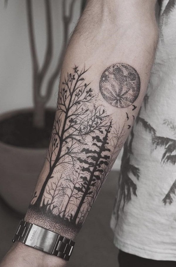Tatuaje Brazo Hombre Bosque con pajaros y luna artistico en antebrazo