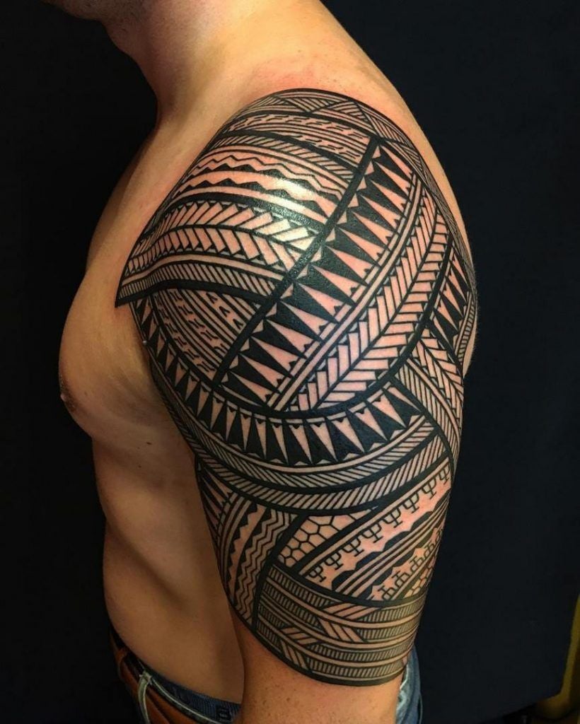 Tatuaje Brazo Hombre Tipo Maori con patrones en bisceps y hombro