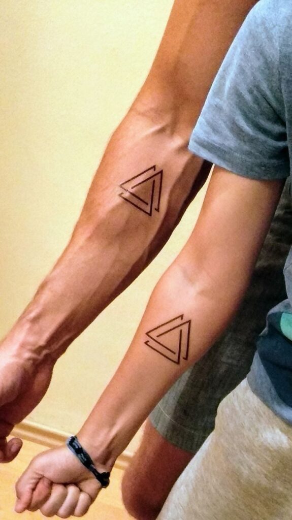 Tatuaje Brazo Hombre dos motivos triangulares inscriptos uno dentro del otro