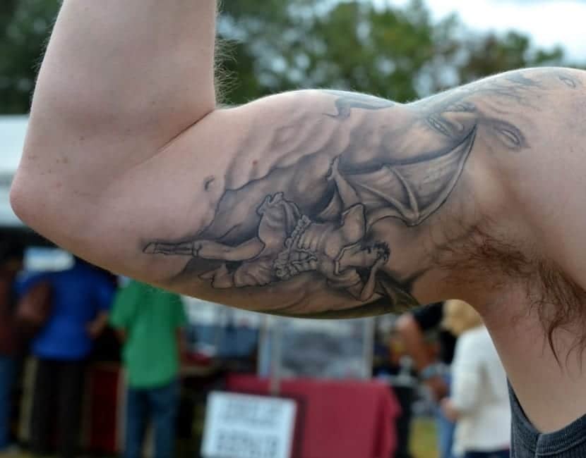 Tatuaje Brazo Hombre en biceps hombre con alas de murcielago