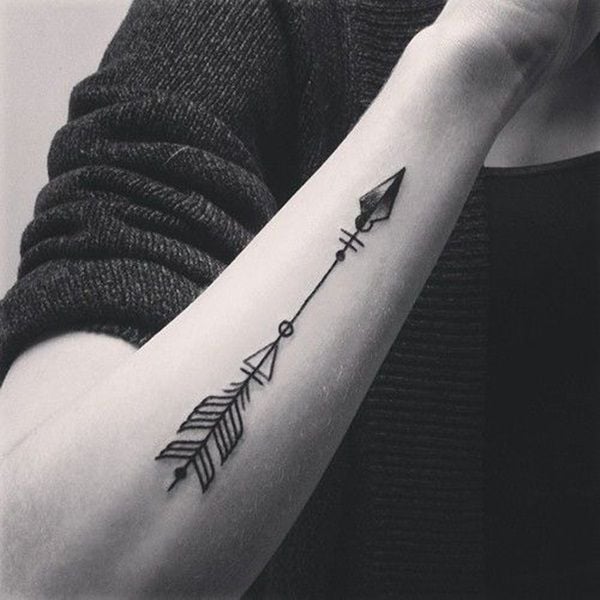 Tatuaje Brazo Hombre flecha simple en costado del antebrazo