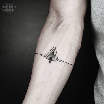 Tatuaje Brazo Hombre geometrico triangular y linea evolviendo