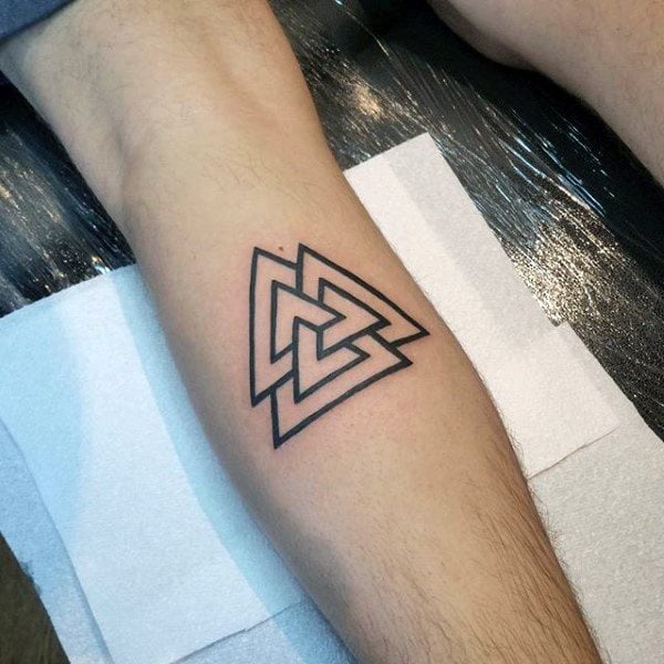 Tatuaje Brazo Hombre geometrico triangulos inscripctos uno dentro del otro en antebrazo