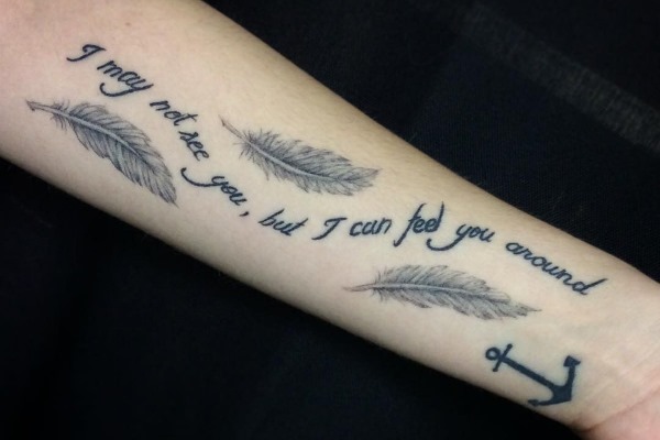Tatuaje Brazo Hombre inscripcion con plumas y ancla