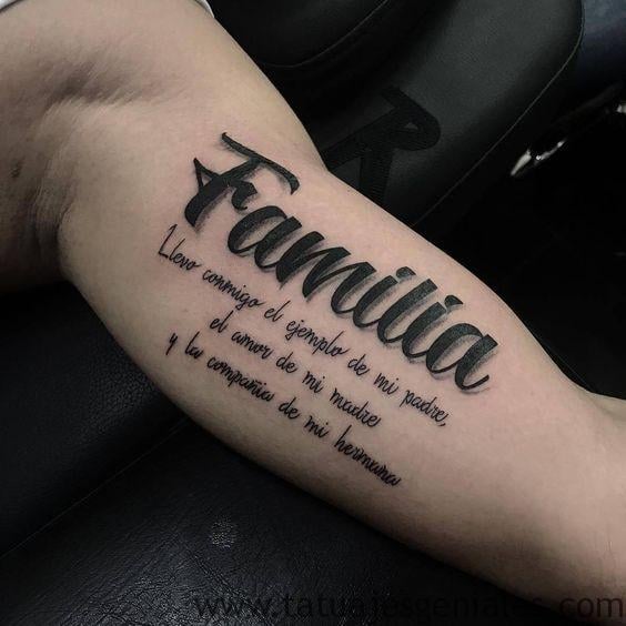 Tatuaje Brazo Hombre inscripcion grande de Familia llevo el ejemplo de mi padre el amor de mi madre y la compania de mi hermano