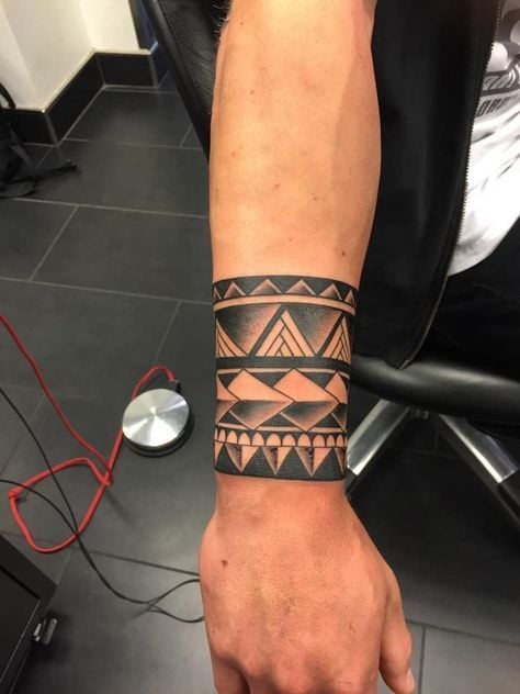 Tatuaje Brazo Hombre pulsera ancha tipo maori tribal con muneca y antebrazo