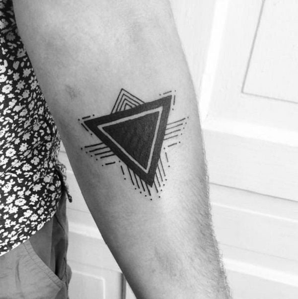 Tatuaje Brazo Hombre triangulo tipo maori