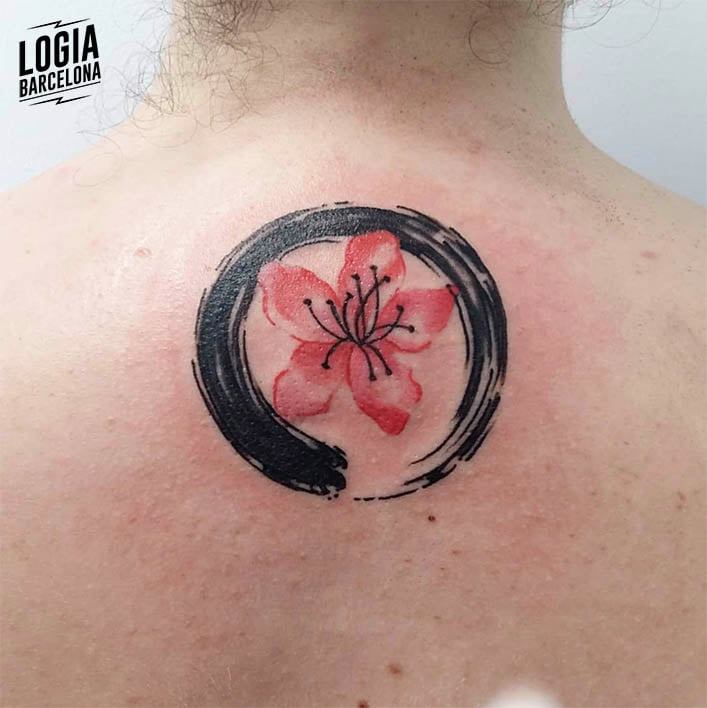 Tatuaje Circulo Zen Negro Rodeando un flor amapola
