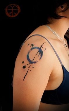 Tatuaje Circulo Zen en brazo y hombro con linea y rastros gotas de pintura
