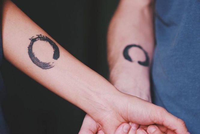 Tatuaje Circulo Zen en dos munecas en negro