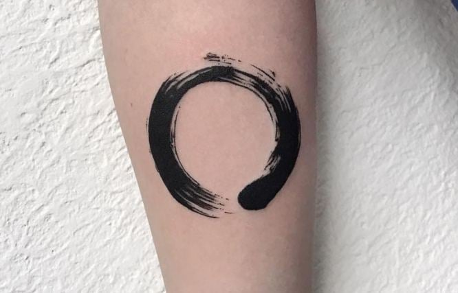 Tatuaje Circulo Zen estandar como trazo de pincel negro