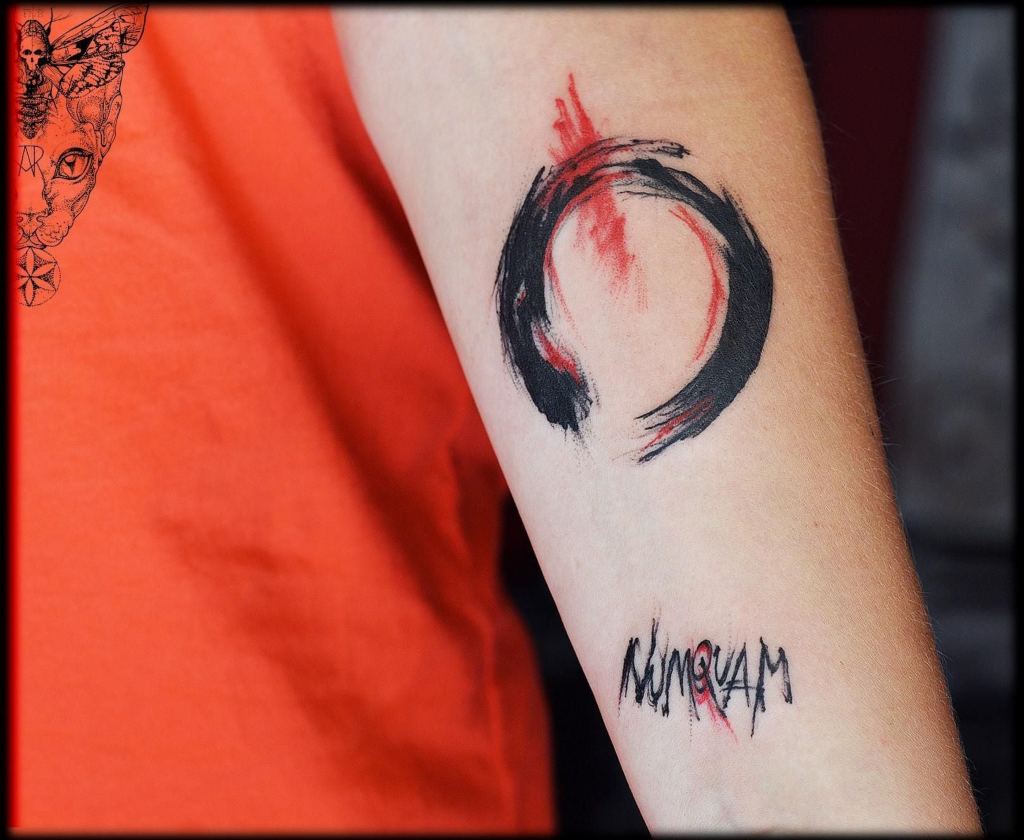 Tatuaje Circulo Zen tipo acuarela rojo negro y inscripcion Numquam