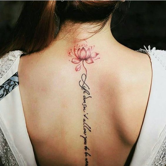 Tatuaggio a colonna intera Fiore di loto rosso più frase