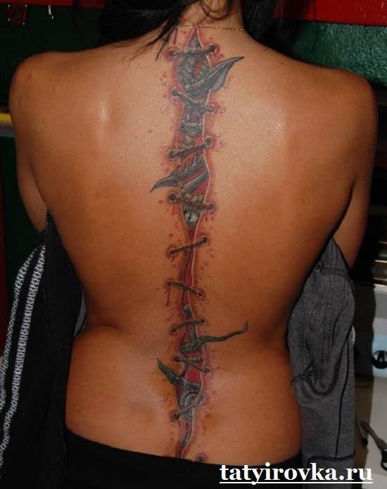 Tatuaggio a colonna intera come se fosse una grande ferita con punti di sutura per chiuderla