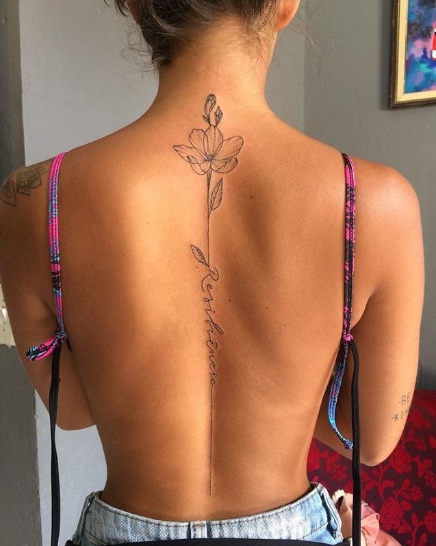Tatuaggio a colonna intera con contorno di fiori in nero e nome