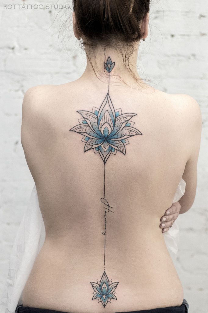 Tatuaggio a colonna completa con due fiori di loto blu e iscrizione