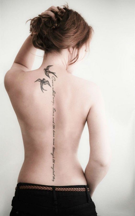 Tatuaggio a colonna intera con due rondini sulla parte posteriore del collo e una lunga frase