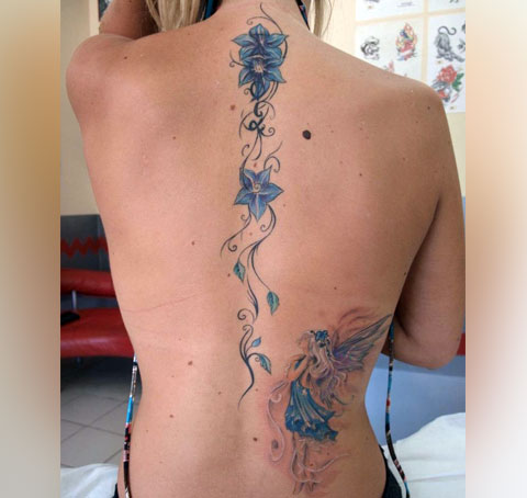 Tatuaje Columna Completa flores en tonos azules y hada