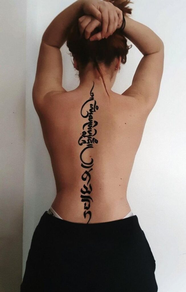 Tatuaje Columna Completa letras en arabe mujer