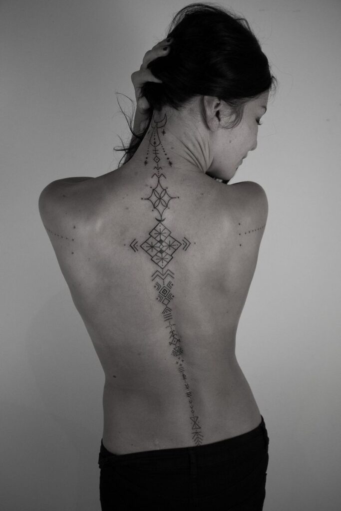 Tatuaje Columna Completa patrones rombos