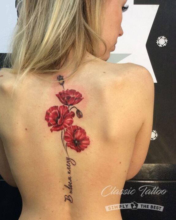Tatuaggio a colonna completa con tre bellissimi fiori rossi e iscrizione