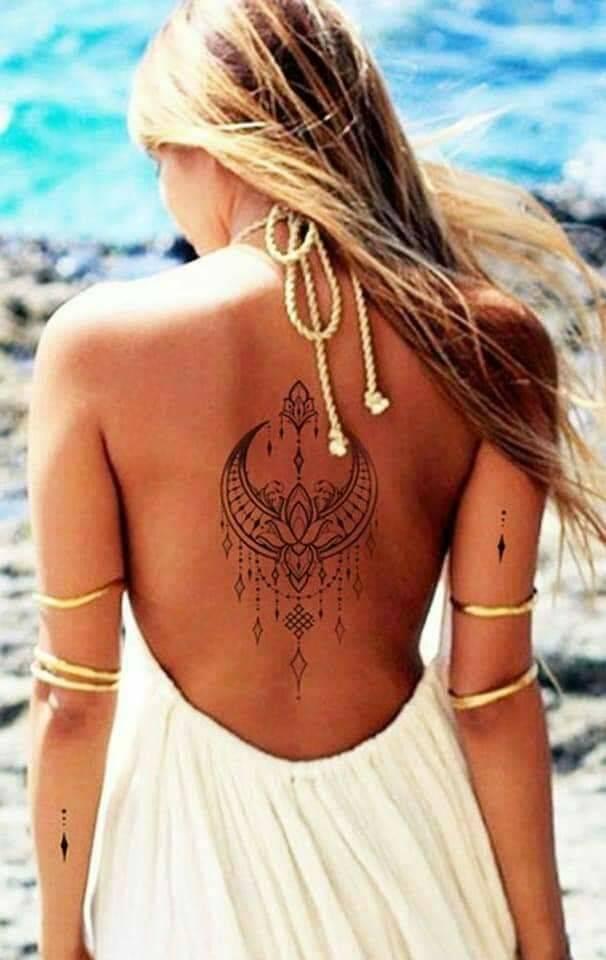 Grande tatuaggio sulla schiena da donna con acchiappasogni con falce di luna