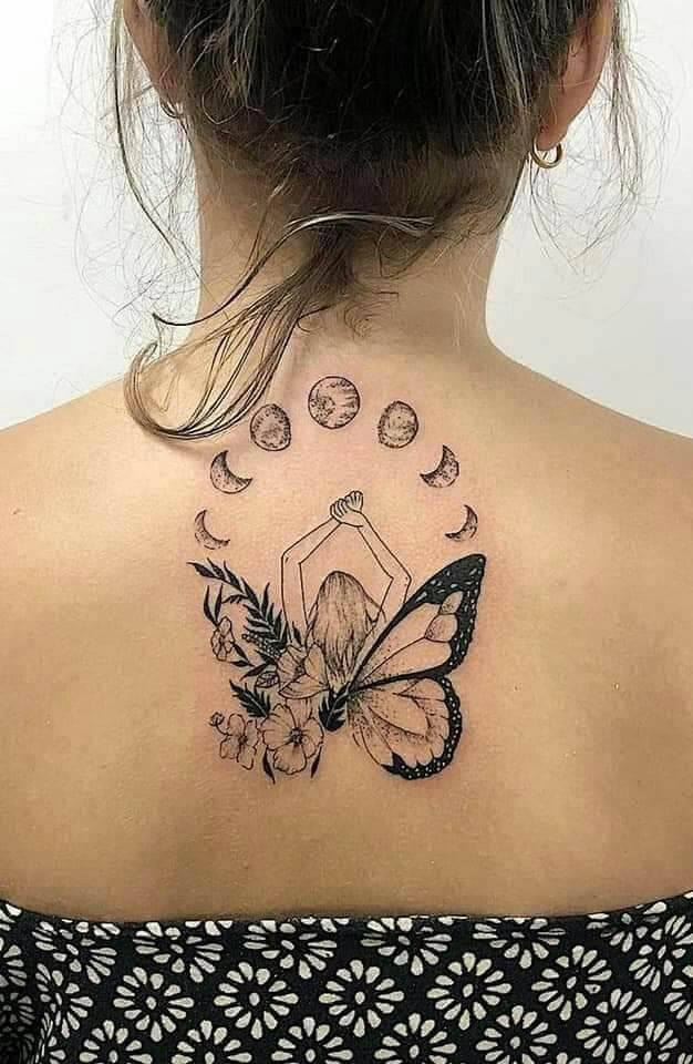 Rückentattoo Frau Schmetterlingsfrau mit Mondphasen und Blumen