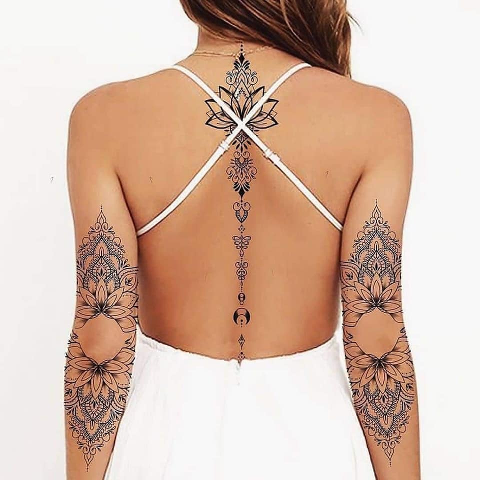 Mulher de tatuagem nas costas em coluna de flor de lótus e ornamentos em espiral