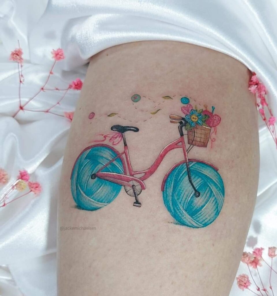 Petit tatouage en couleur pour femme vélo sur le bras