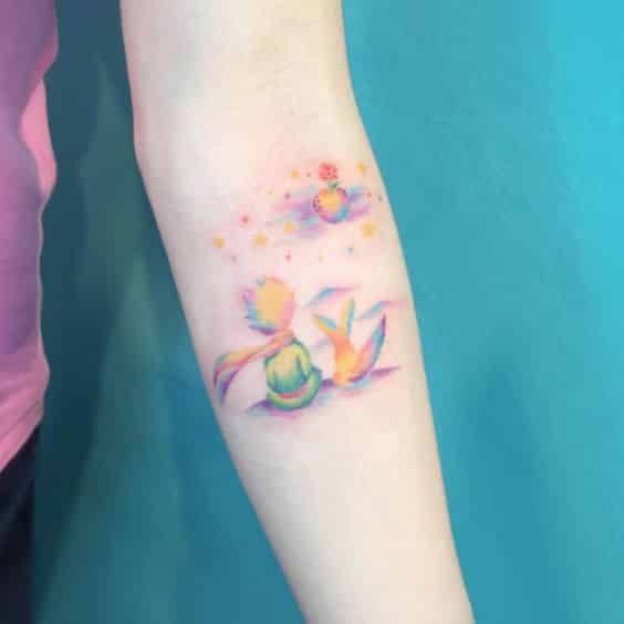 Petit tatouage en couleur pour les femmes le petit prince sur l'avant-bras