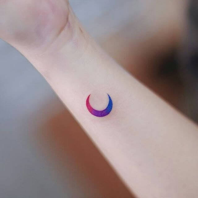 Petit tatouage en couleur pour les femmes lune parfaitement définie