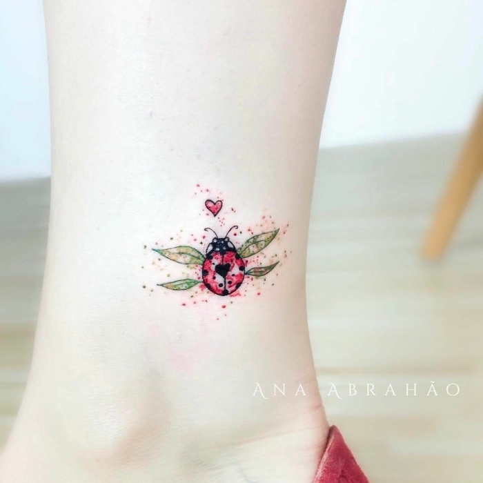 Kleines vollfarbiges Tattoo für Frauen, roter Marienkäfer und Herz