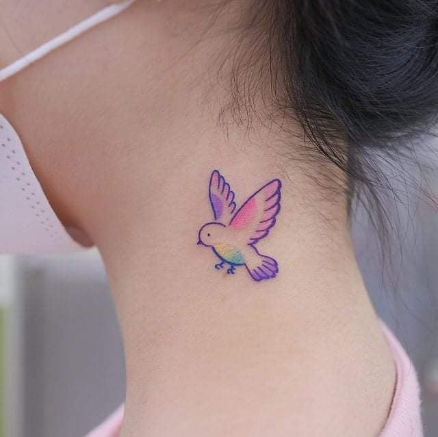 Petit tatouage en couleur pour les femmes colombe sur le cou