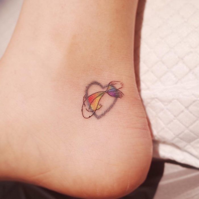 Petit tatouage en couleur pour les femmes petit coeur et poisson koi