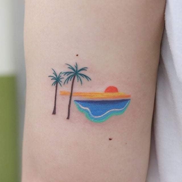 Kleines vollfarbiges Tattoo für Frauen, Strand, Palmen, Sonne und Meer auf dem Arm