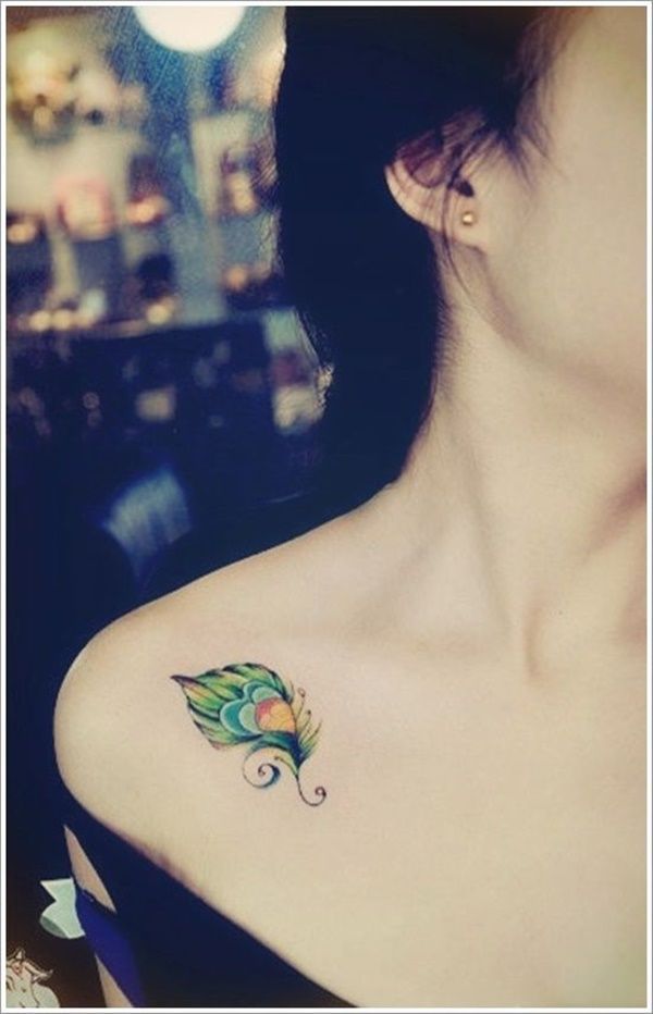 Petit tatouage en couleur pour les femmes plume de couleur verte