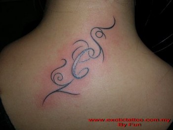 Tatuagem da letra C com enfeites nas costas