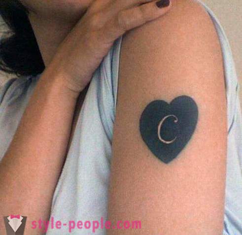Tatuagem Letra C com fundo de coração todo preto e letra sem preenchimento