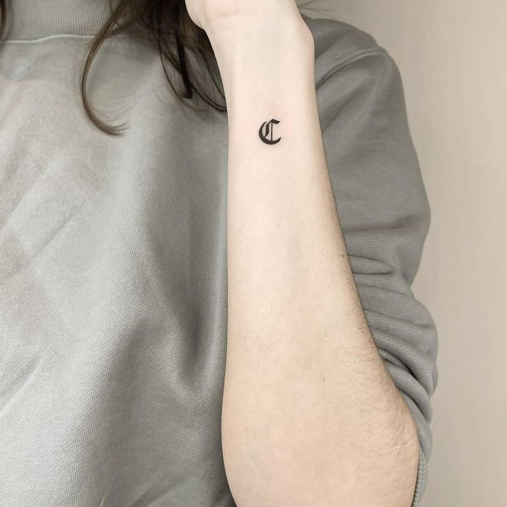 Tatuaje Letra C imprenta minuscula en muneca al costado