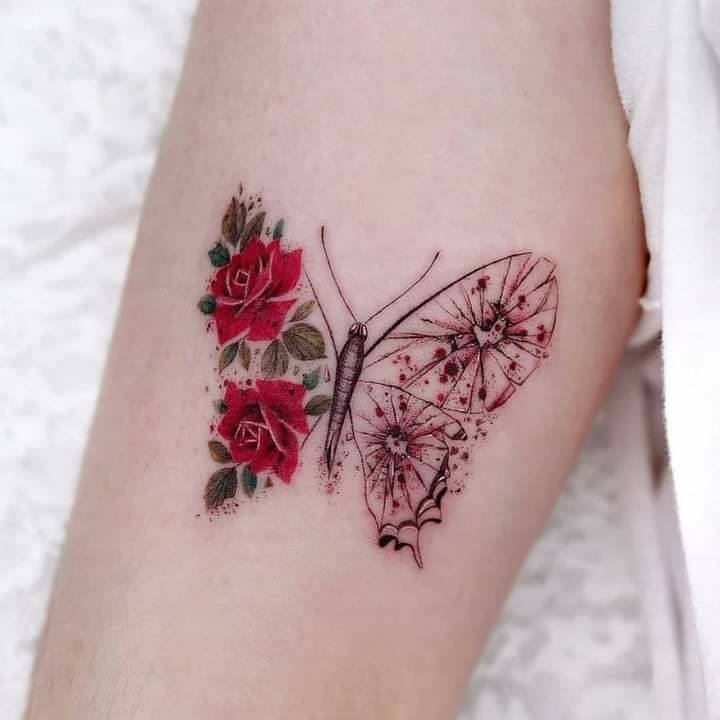 Tatuaje Mariposa un ala con rosas