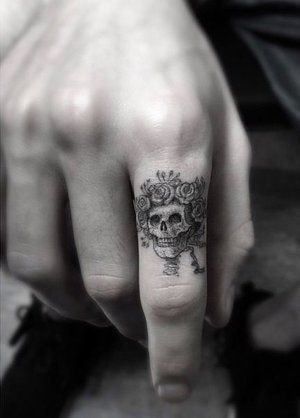 Petit tatouage de crâne sur le doigt