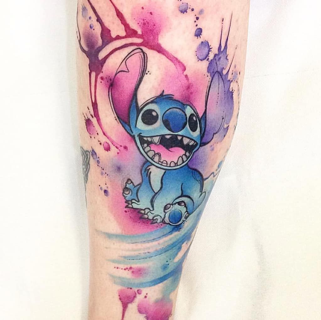 Tatuaje Stitch Ohana a todo color en acuarela violeta y rosa